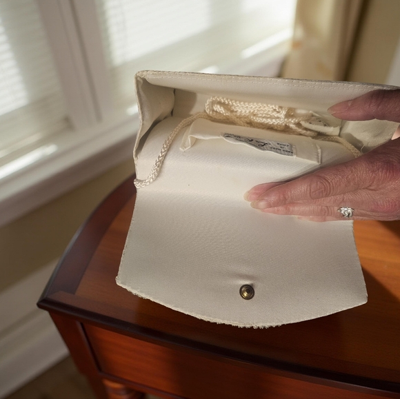 VINTAGE La Regale LTD 1980's Elegant Cream Clutch with Beaded Design. NWT! - Picture 3 of 7